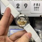 Patek Philippe Aquanaut series 5069G-011, White Dial with Diamond Bezel, Women 35.2mm Size. - 图片 4