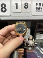 Rolex Day-Date Series 118135, Black Dial Gold Case with a leather strap, 36mm size. - 图片 3