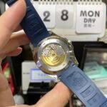 Patek Philippe Aquanaut Series 5168G-001, Gradient Blue Dial Blue Rubber Strap, 42.2mm Size. - 图片 3